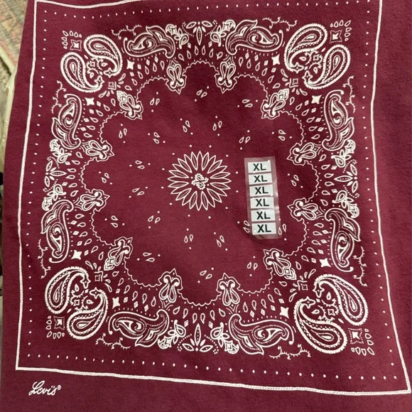 Levi’s Patchwork Bandana Graphic Crewneck Print Sweatshirt Burgundy XL NWT - Picture 4 of 6